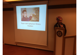 Utvekslingsstudent Daniel heldt foredrag på norsk om sitt opphald her i Sykkylven.