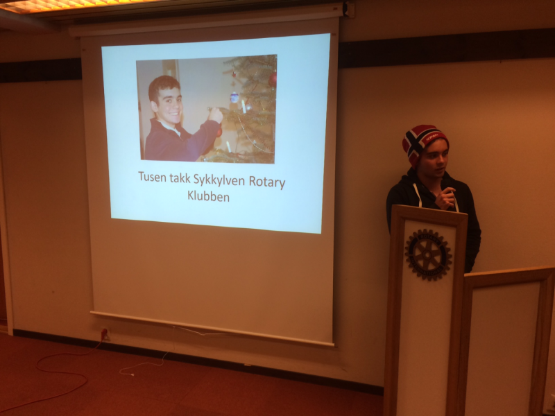 Utvekslingsstudent Daniel heldt foredrag på norsk om sitt opphald her i Sykkylven.